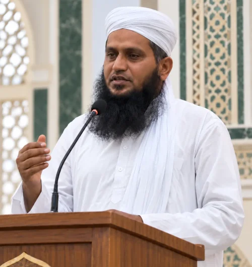 Mufti Ansar Rauf delivering an Islamic lecture at a mosque